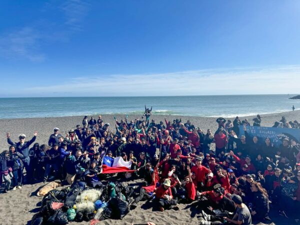 Voluntarios recolectan 500 kilos de residuos marinos en jornada de Limpieza de Playas y Costas en Constitución