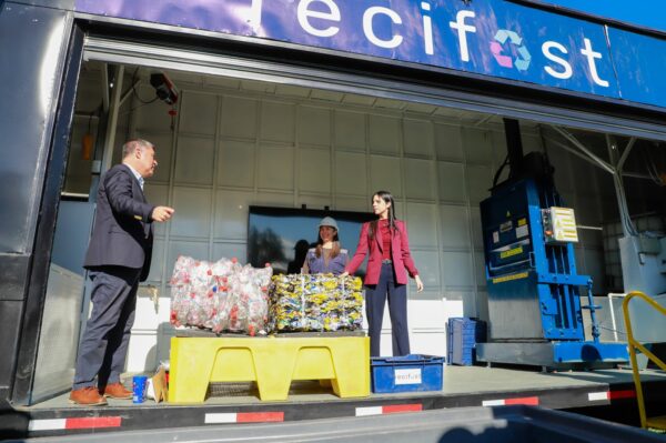 Desde reciclaje de aceite a parrillas a gas: alcalde Desbordes y ministra Toledo dan a conocer el lado sustentable de la fonda del Parque O'Higgins